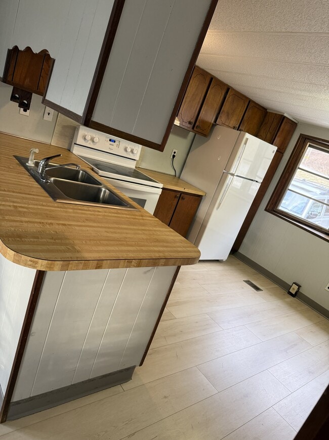 Building Photo - 1108 S Walnut Dr