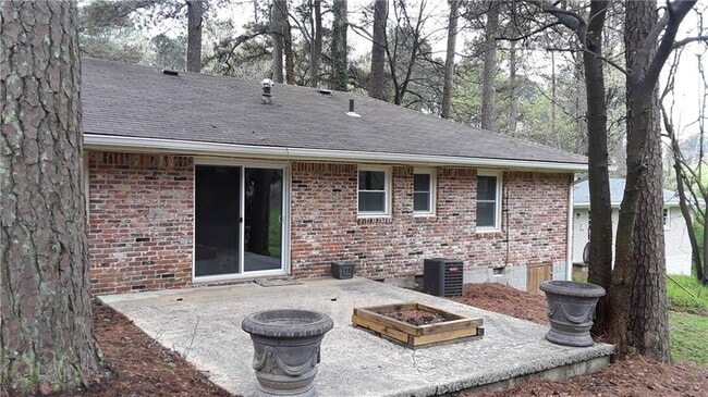 Building Photo - 1914 Shalimar Dr NE