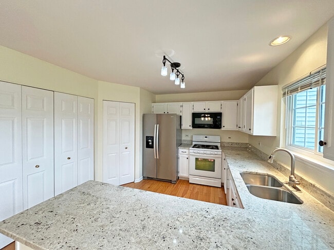 Building Photo - 6146 Golfview Dr