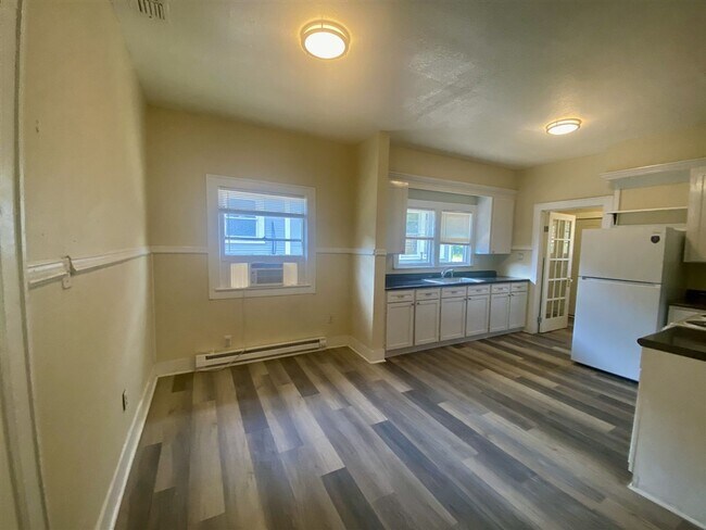 Building Photo - Restored 3 br 2 ba Craftsman style Home fo...