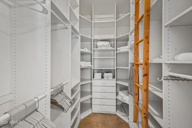 Building Photo - 5735 E Campo Bello Dr