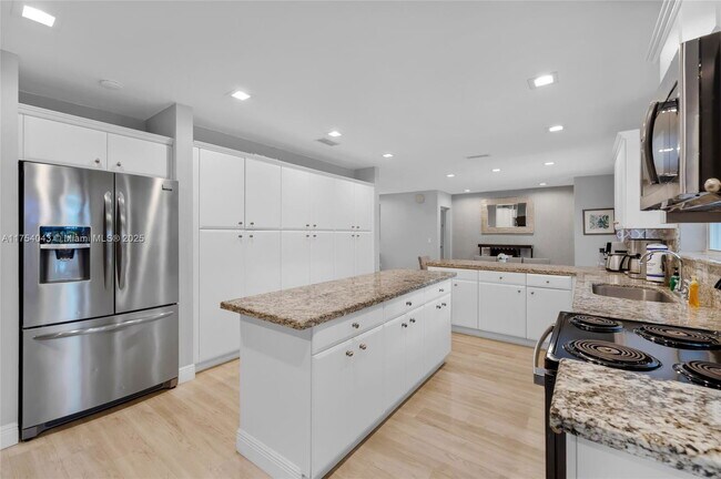 Building Photo - 7711 Coquina Dr