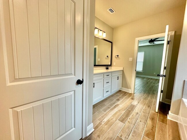 Building Photo - 78 Bon Ami Dr