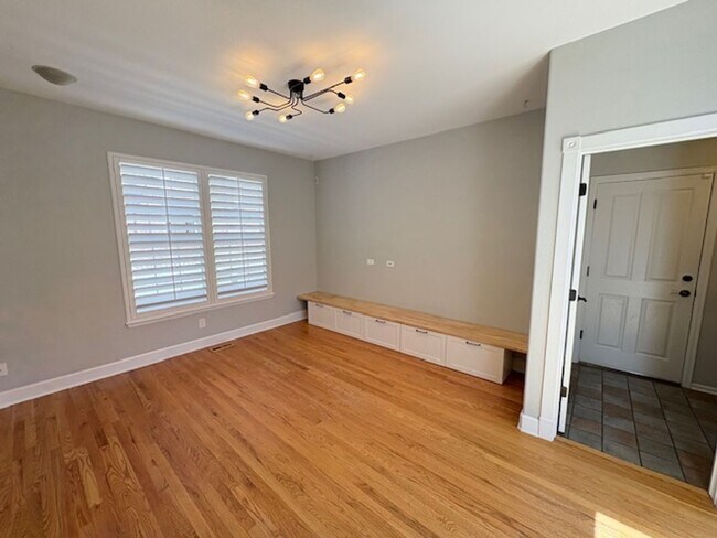 Building Photo - Wow - Lowry Stunner!  4 bed, 3.5 Bath, Fin...