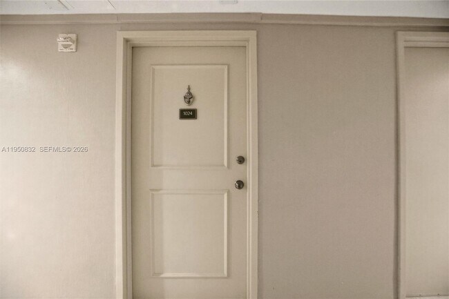 Building Photo - 465 Ocean Dr