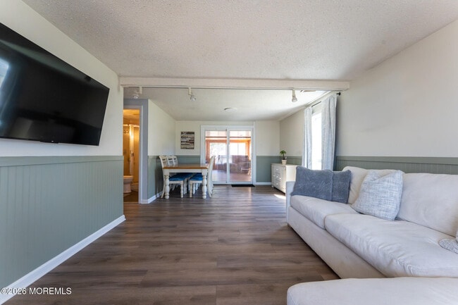 Building Photo - 406 Lawrence Dr