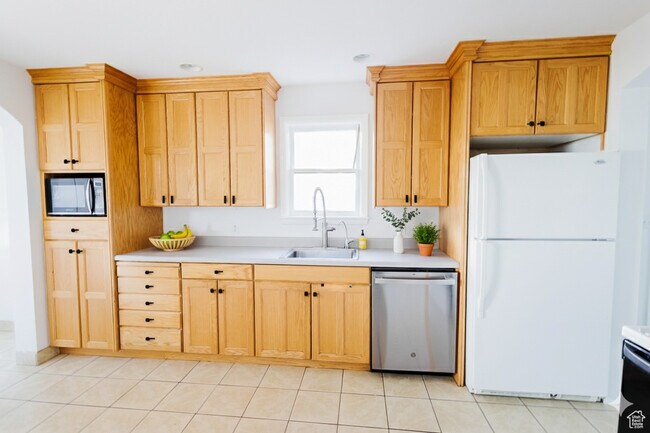 Building Photo - 8544 S 300 E