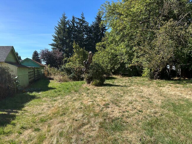 Building Photo - Updated 4 bedroom home on a huge lot!