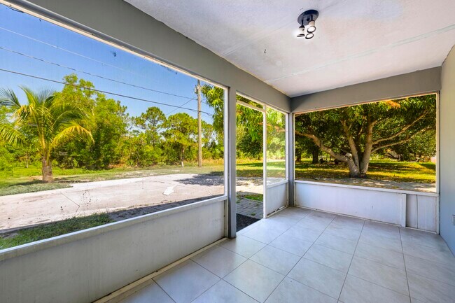 Building Photo - 280 NW Airoso Blvd
