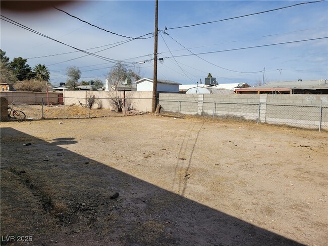 Building Photo - 2600 E Vana Ave