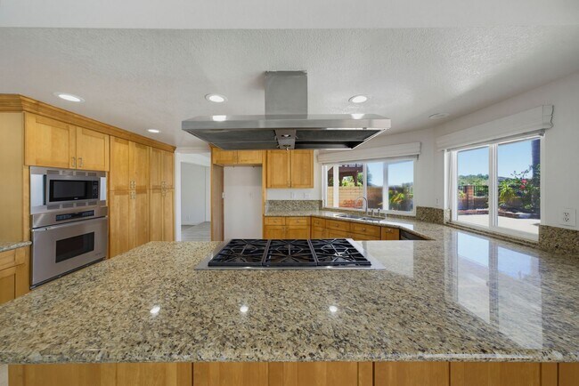 Building Photo - GORGEOUS VIEWS of Anahiem Hills