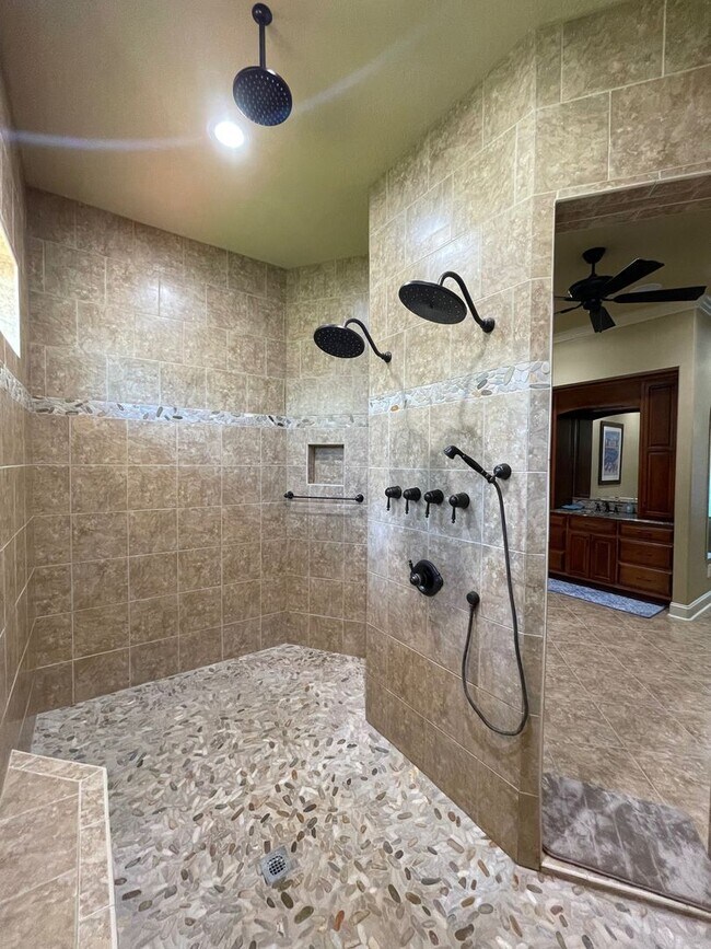 Building Photo - Luxury 3BR/3.5BA + Office in Winding River...