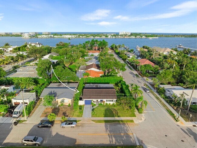 Building Photo - 1906 N Lakeside Dr