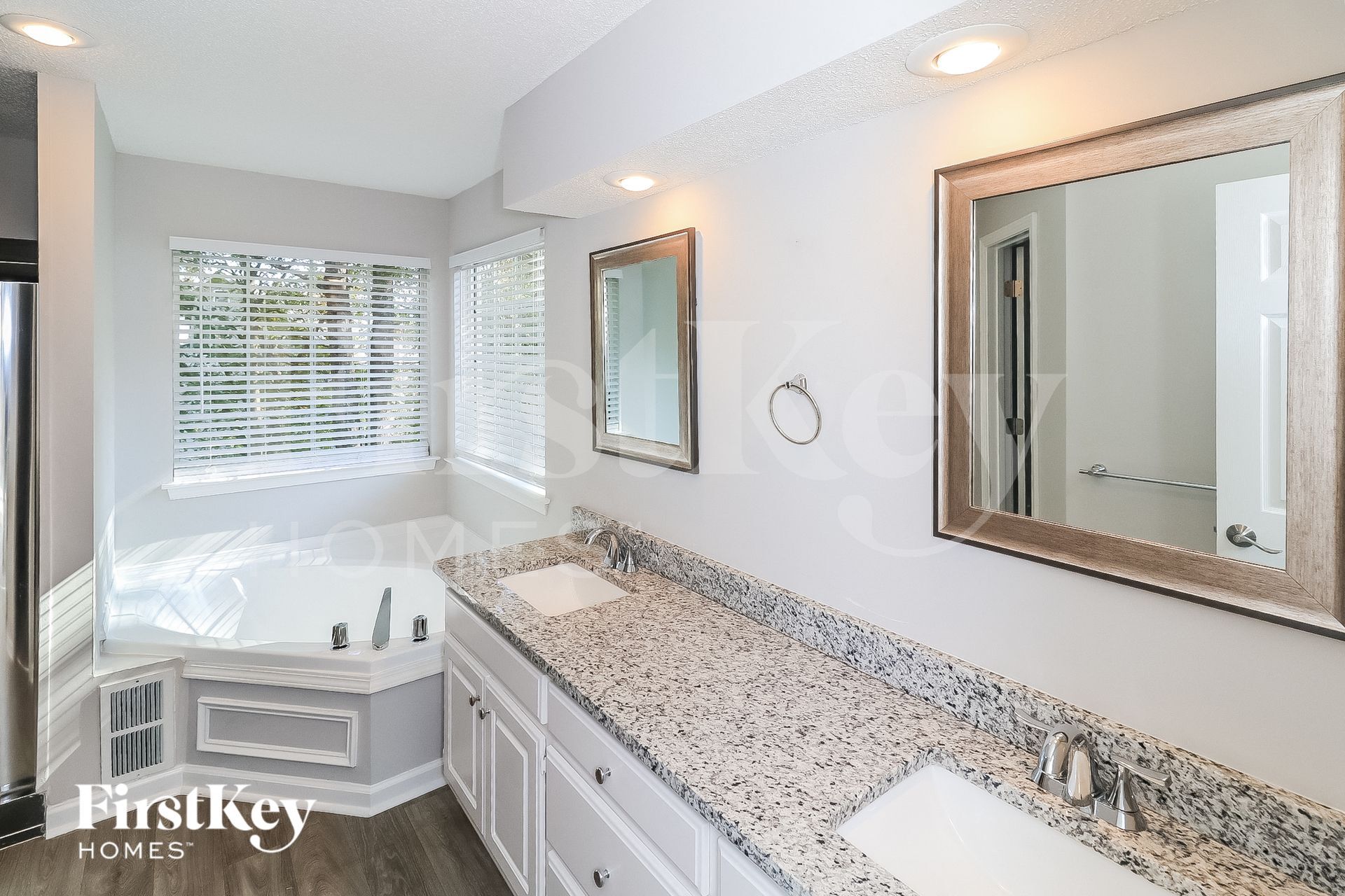 Building Photo - 5829 Millers Pond Ln