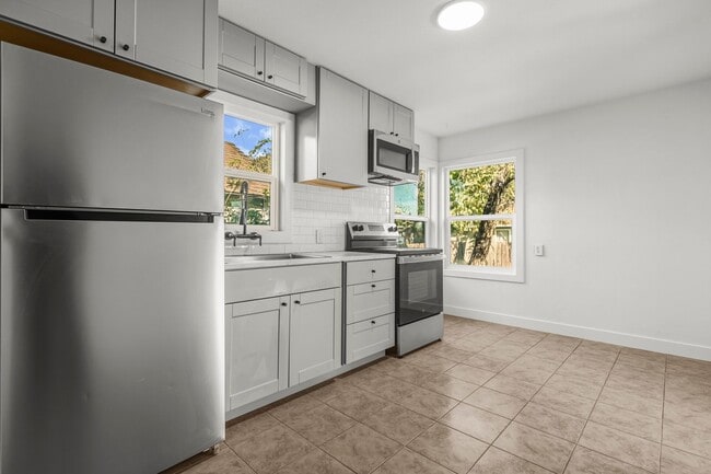 Building Photo - NEWLY RENOVATED 1 BED/1 BATH WITH FENCED BACKYARD