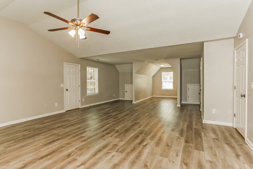 Building Photo - 3943 S River Ln