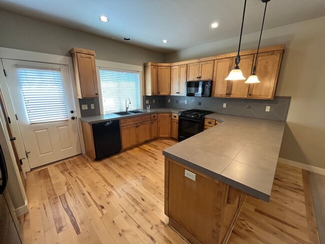 Building Photo - Landscape Maintenance Included! Spacious 3 Bed/2.5 Bath Home in SW Bend - Elder Ridge Street