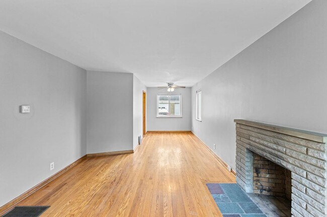 Building Photo - 723 Village Dr