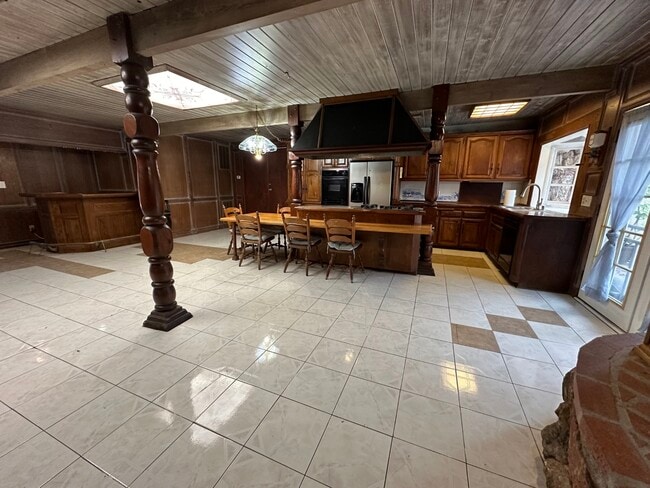Building Photo - 6323 Lindley Ave