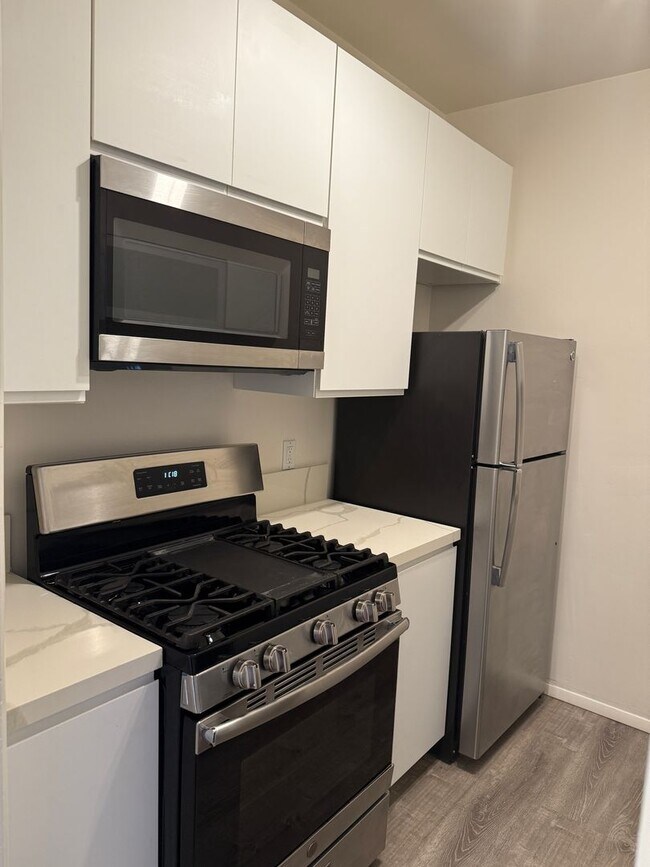 Building Photo - Upstairs 1 bedroom 1 bathroom apartment - Available now
