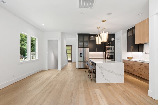 Building Photo - Custom 5 bedroom, 5 bathroom home with Woo...