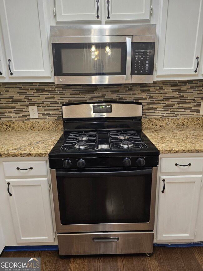 Building Photo - 2727 Manor Cove