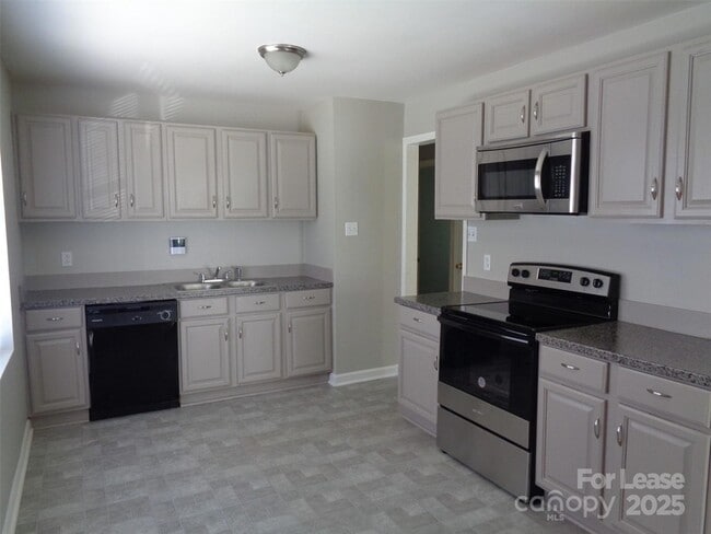 Building Photo - 4800 Crestmont Dr