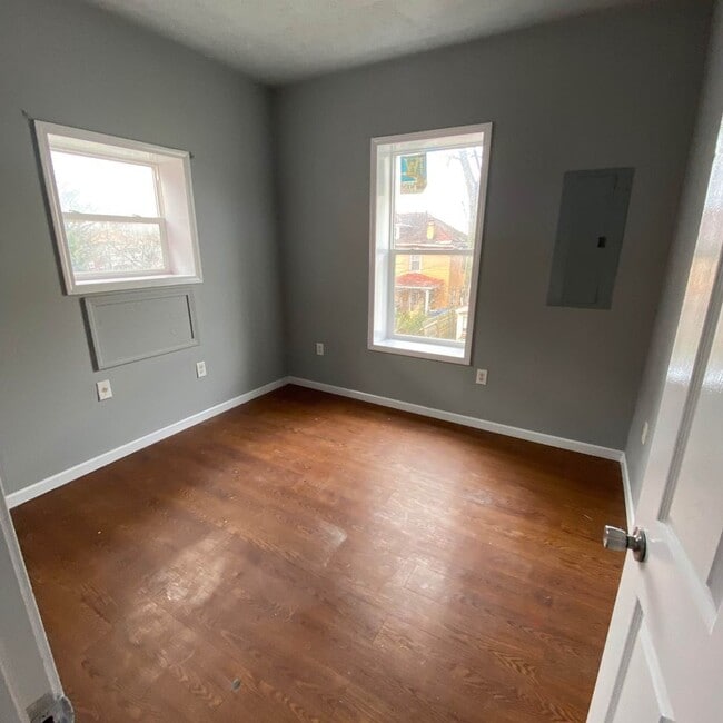 Building Photo - 446 6th Ave