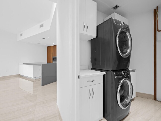 Building Photo - 701 N Fort Lauderdale Beach Blvd