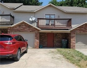 Building Photo - 826 W Peachtree Dr