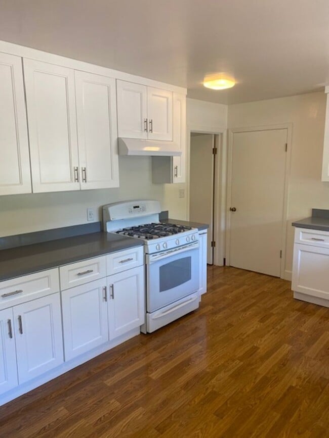 Building Photo - Lovely and spacious 3BR 2BA home with additional Family Room