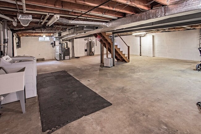 Building Photo - Lovely Colonial Home in Sharpley