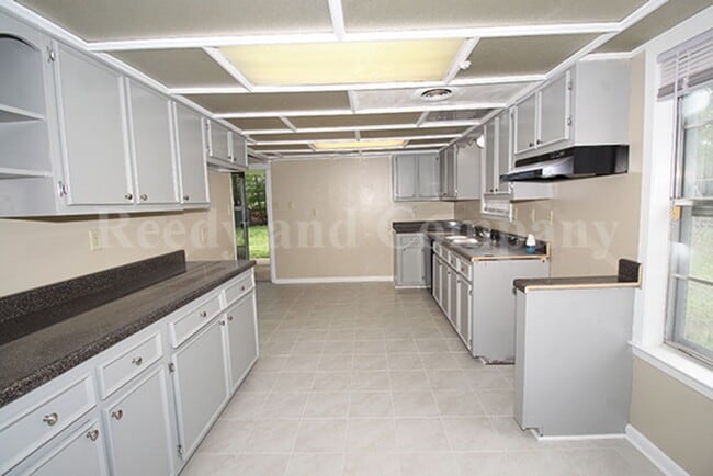 Building Photo - 5130 Queen Elizabeth Fwy