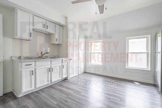 Building Photo - 1079 E 68th St