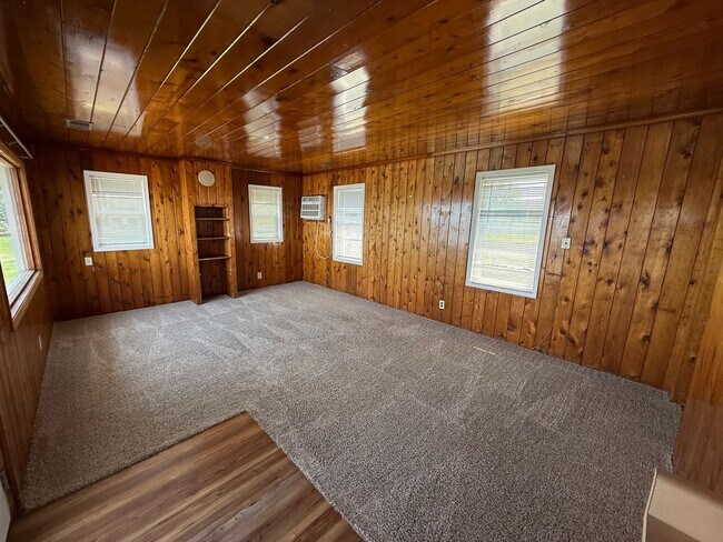 Building Photo - 1046 S Lake Dr