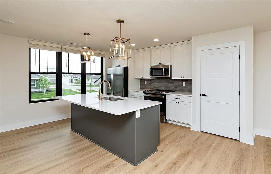 Building Photo - 2833 SW Prairie Trail Pky