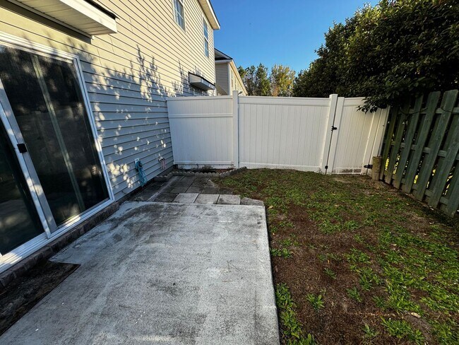 Building Photo - Highly Desirable Richmond Hill Townhome with 3 Bedroooms