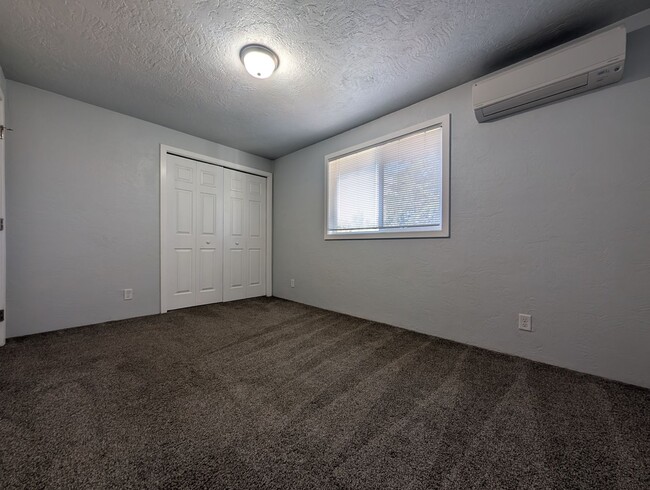 Building Photo - Newly Renovated 2-Bedroom, 1.5-Bath Apartm...