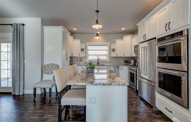 Building Photo - Beautiful 3+ bed, 3 bath home with 4 car garage, VIEWS, chef's kitchen and much more!