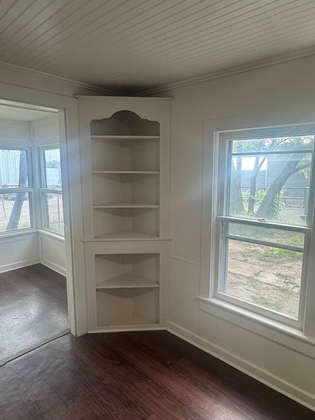 Building Photo - NEWLY RENOVATED - CHARMING 3/2 with STORAGE UNIT and COVERED PARKING