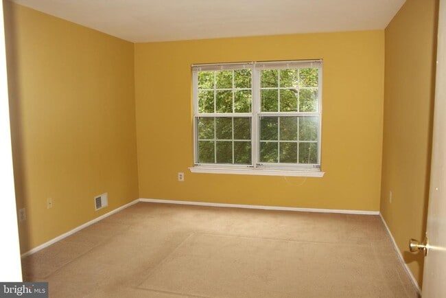 Building Photo - 84 Cheverny Ct