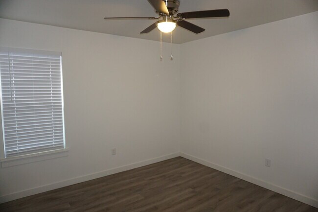 Building Photo - Beautiful Modern 3/3 Townhome in North Lub...