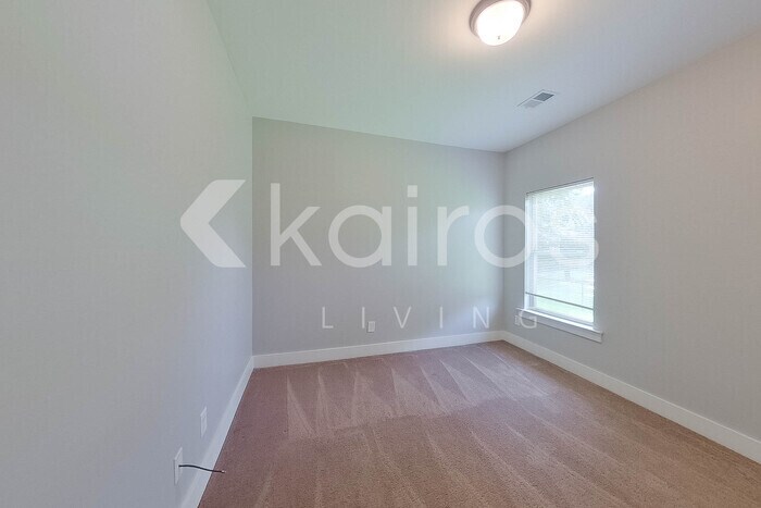 Building Photo - 165 Maple Leaf Dr