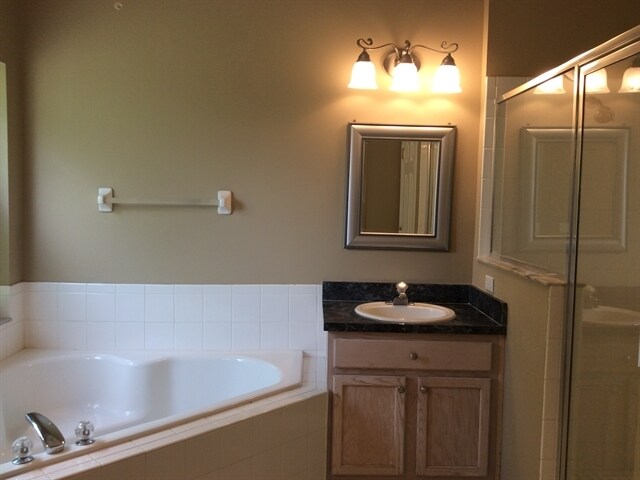 Building Photo - 636 Darkwood Ave