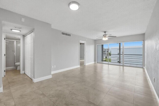 Building Photo - 7980 N French Dr