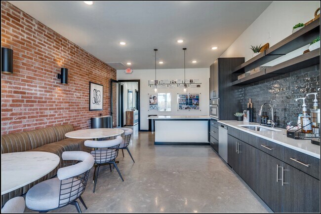 Building Photo - 151 Villas Dr