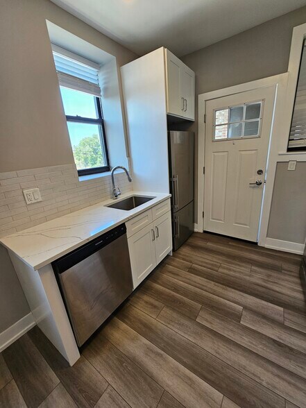 Building Photo - 3931 N Janssen Ave