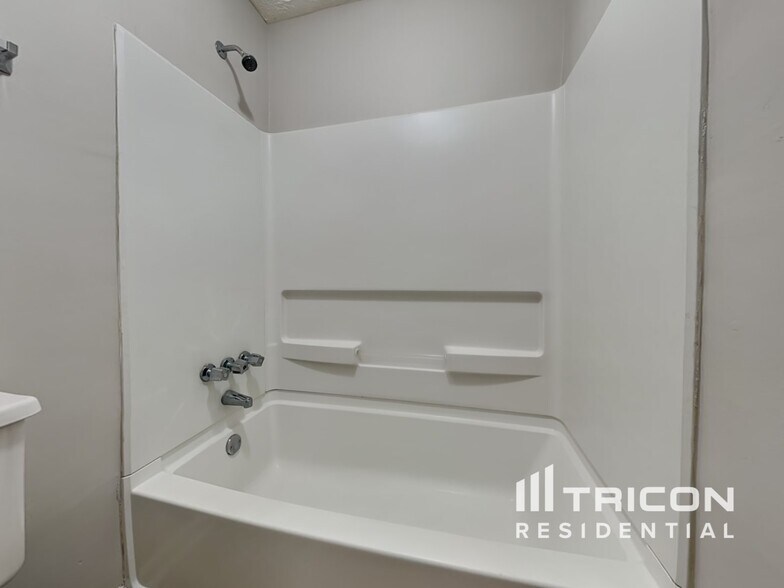 Building Photo - 5625 Longbow Dr