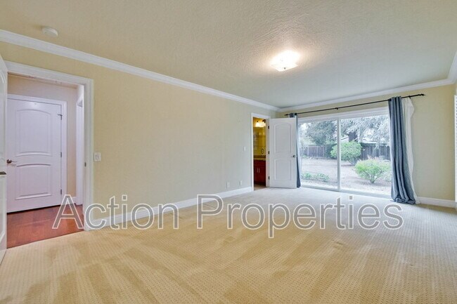 Building Photo - 649 Hollingsworth Dr