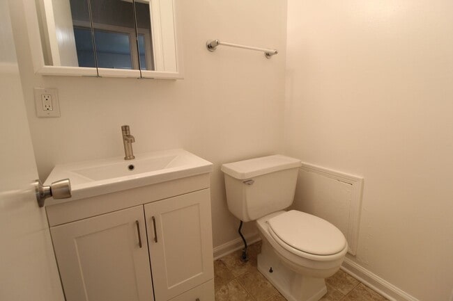 Building Photo - 3 Bedroom House in Overland Park